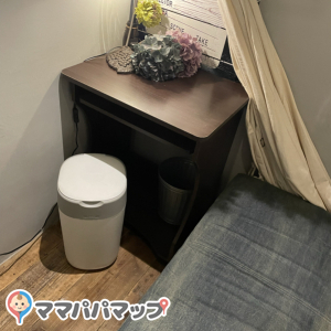 授乳室にはゴミ箱と小さなソファがありました。