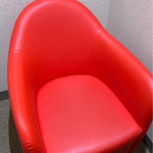 鍵をかけられる部屋に椅子が1台あります。ベビーカーごと入ることが出来ます。