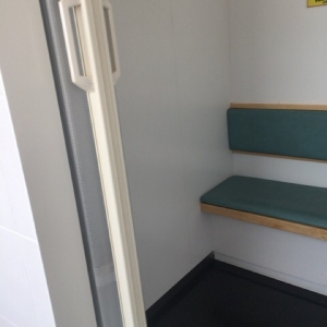 抱っこ紐で行くとテーブルがないため荷物が置けず、少し不便に感じました。