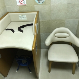 おむつ交換台と授乳用イス。清潔にされてあります。