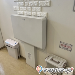 女性用トイレ内、共用部におむつ台があります
