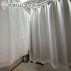 カーテンで仕切られています。