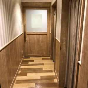 授乳室は一部屋ずつ区切られている。女性専用ゾーンとの境界はドアがあって安心。