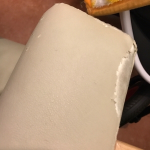 ソファの肘掛です。ちょっとボロボロかな、、