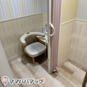 狭いです。ギリギリベビーカー入れ込みました。入ってすぐのところにおむつ替え台2つありましたが、そこも狭いし隙間にゴミがたくさん詰まってて汚かったです。