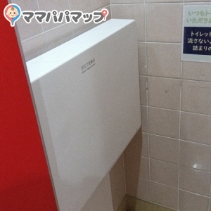 女性トイレの個室内におむつ替え台があります