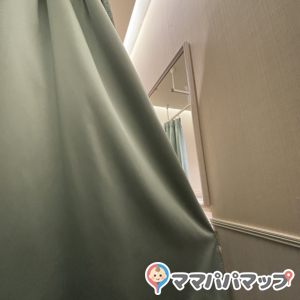 とても簡易的なカーテンで仕切られた授乳室。カーテンも全部閉めきれず、ほかの口コミにあるように鏡があります。平日14時台に利用しましたが私以外利用者はいなかったのであまり気にはなりませんでしたが、混雑時はカーテンを完全に閉められないのはちょっと不安かなと思います。