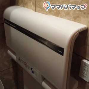 女子トイレ備え付けのおむつ換えベッド。使用済みオムツ用のゴミ箱もあります
