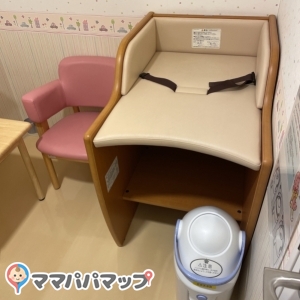 2階こどもとしょかん内。おむつ用ゴミ箱あります。