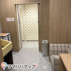 手前にオムツ台１つと奥に授乳室２つのみ。