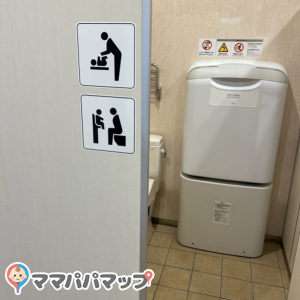 女子トイレ内