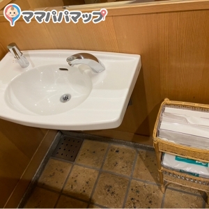 Junsei 多目的トイレ　1F(1F)の授乳室・おむつ替え台の写真(2枚目)
