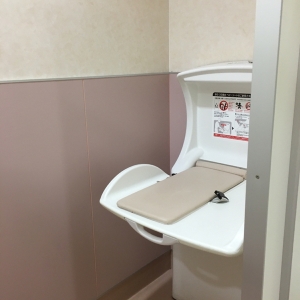 トイレ個室奥オムツ台