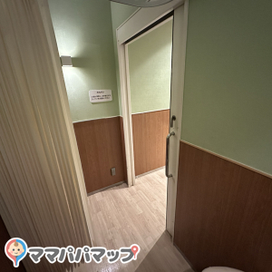 三井アウトレットパーク 倉敷(1F カフェテリア内)の授乳室・オムツ替え台情報 画像5
