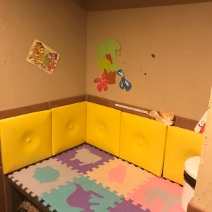 オムツ替えコーナーが女子トイレにあります。壁にクッションとかアンパンマン貼ってあって不便ではなかったです