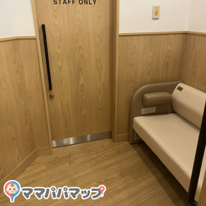 授乳室は1室だけでしたが、中は広くベビーカーごと入ることができました。扉に鍵をかけることもでき、清潔感もあるので安心して授乳することができました。