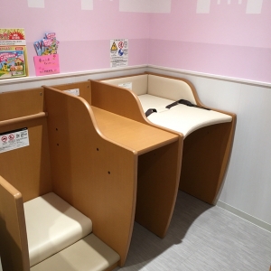 入って右側にもオムツ替え台がありました。