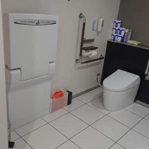 東海マツダ販売株式会社　竜美ヶ丘店(1F)のオムツ替え台情報 画像1