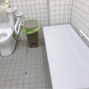 多目的トイレ内のオムツ台は広く、ゴミ箱もあり