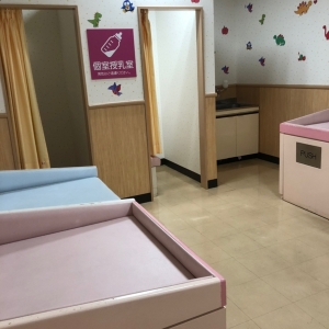 部屋全体。恐竜とドンペンのステッカーで装飾