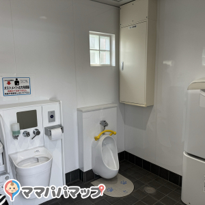播磨中央公園第3駐車場トイレの授乳室・おむつ替え台の写真(1枚目)