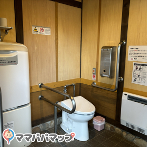 弘前城三の丸南門（追手門）公衆トイレのオムツ替え台情報 画像1