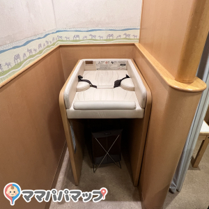 トイレ脇授乳室(2F)の授乳室・オムツ替え台情報 画像3