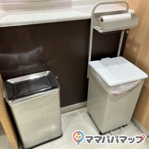 図書室の大人用トイレ内にオムツを捨てるところあり