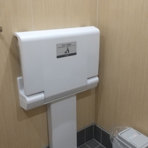 多目的トイレ内にあるオムツ交換台