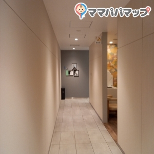 男性トイレ側の手前にあります