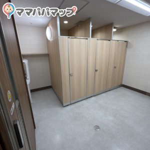 女子トイレの左手におむつ交換台があります
