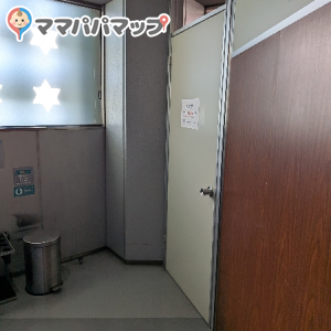 おむつ用ゴミ箱は、授乳室の外にあります。