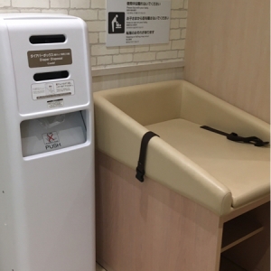 イオン板橋前野町店(1F 女性トイレ)のオムツ替え台情報 画像1