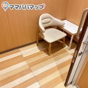 こちらの授乳室はベビーカーも問題なく置けて向きも変えれました
