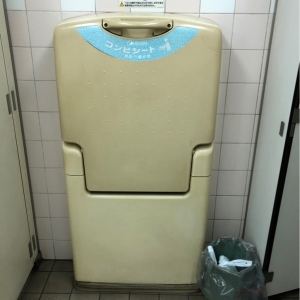 馬喰町駅(B2F 構内 馬喰横山との乗り換えフロアのトイレ)のオムツ替え台情報 画像2