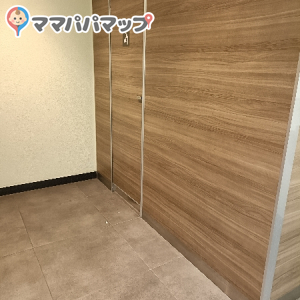 右奥の個室におむつ交換台があります