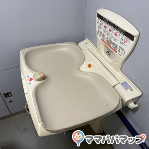 20階多目的トイレのオムツ台