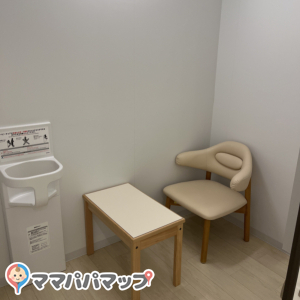 国内線搭乗ゲート前のベビールーム(2F)の授乳室・おむつ替え台の写真(2枚目)