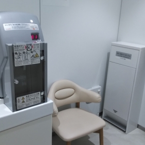 授乳室、お湯、オムツ替えシートがある小部屋。シンクひとつしかなくてオムツ替えのあとの手洗いとミルク冷ます用がわかれていない。鍵がかけられるので他の人が使っていると使えない。