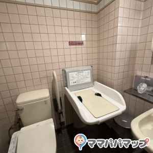 ベルク 大井緑ケ丘店(多目的トイレ内)のオムツ替え台情報 画像1