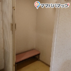 ベビールーム2つ（おむつ交換台もあり）