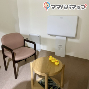 国立オリンピック記念青少年総合センター　センター棟(1F)の授乳室・おむつ替え台の写真(1枚目)