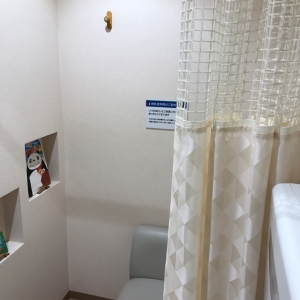 手前右オムツ替え台、奥授乳ソフア