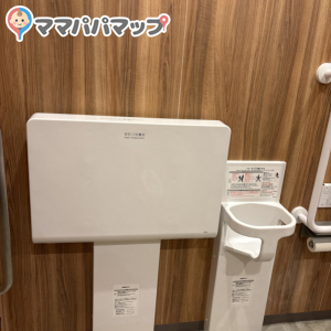 多目的トイレ内にあります