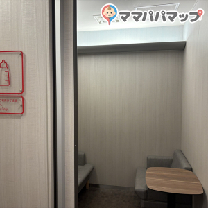 授乳室は鍵のない扉とカーテンが付いていますが、2ヶ所ある授乳の椅子をカーテン等で空間を分けることは出来なさそうでした。