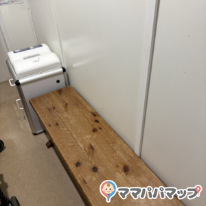 バームクーヘン横トイレ前の授乳室・おむつ替え台の写真(4枚目)