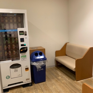 自販機、ソファ
