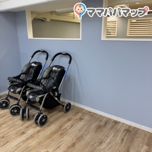 ベビー休憩室前の貸出ベビーカー(コンビ)