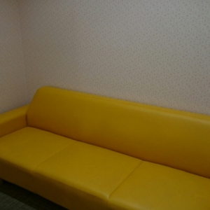 ミルクをあげられる長いベンチ