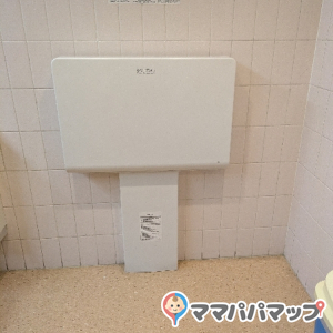 3階女子トイレ内にもおむつ交代台あります